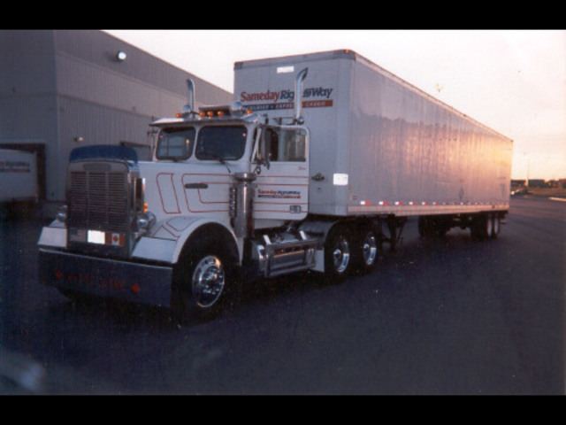 FL117 - Freightliner Conventional Decal Stripes